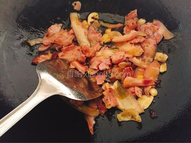 然后倒入切好的猪头肉大火炒。