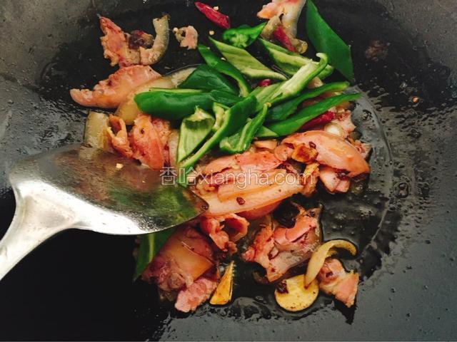 加入切好的青椒一起炒至青椒炒熟。