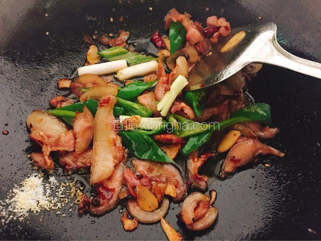 锅内放入适量的鸡精，味精，盐和切好的大葱头。
