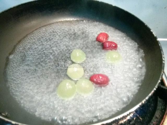 放入葡萄煮变色