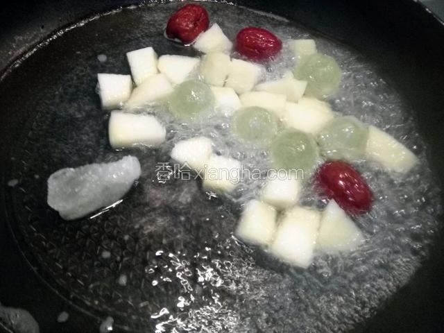 然后加冰糖煮