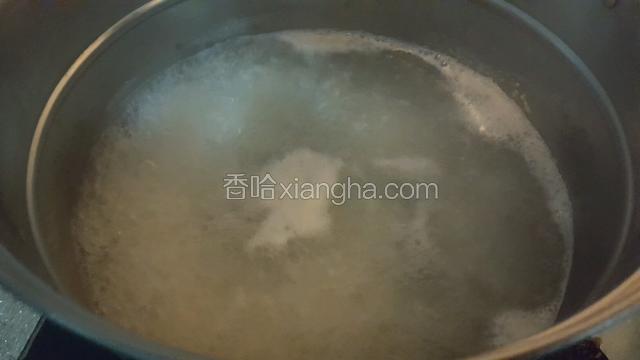 大米洗干净入锅大火烧开
