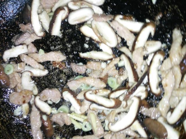 放葱姜蒜爆香，放香菇炒匀