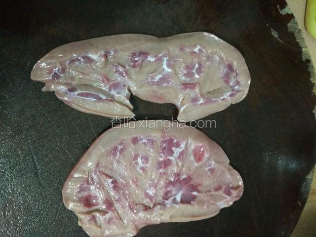 对半切开，去除肾上腺