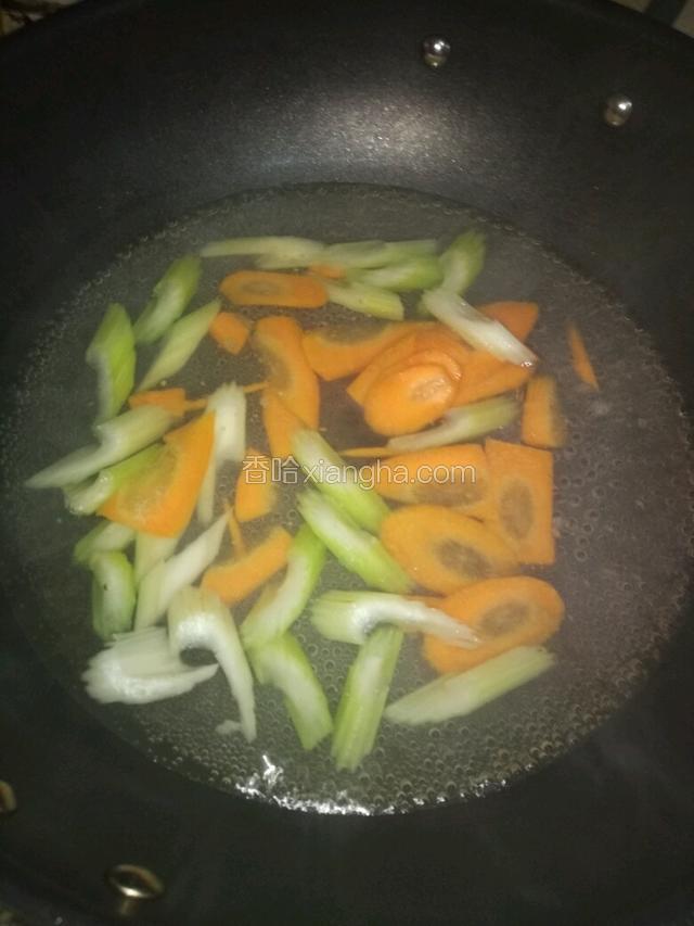 上锅烧开水，把红萝卜和芹菜先烫一下，大概两分钟即可捞出来