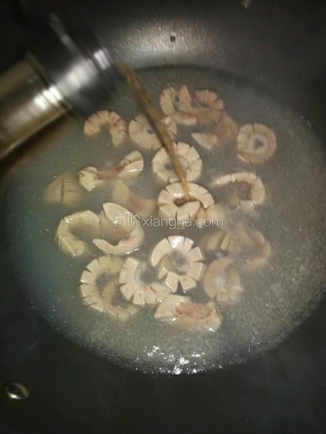 红萝卜和芹菜捞出来，再放猪腰进去烫，加点料酒，也是一两分钟即可捞出来沥干水分