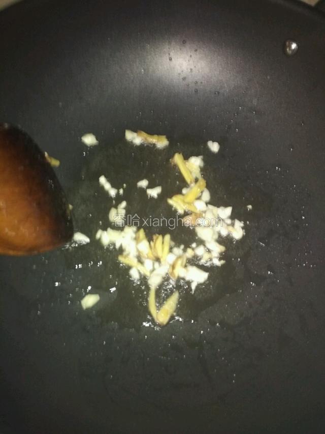 重新起锅热油，放大蒜和姜爆香