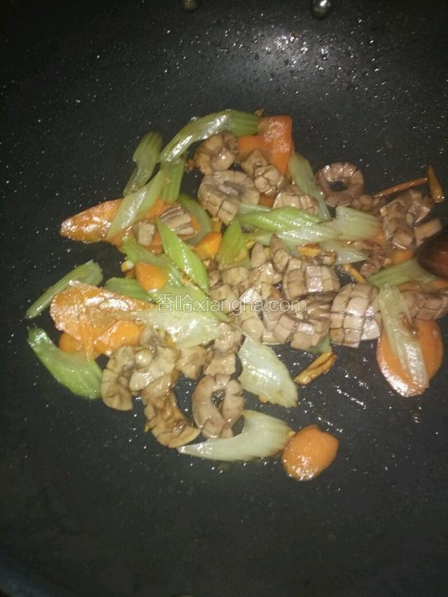 再下红萝卜和芹菜，翻炒均匀