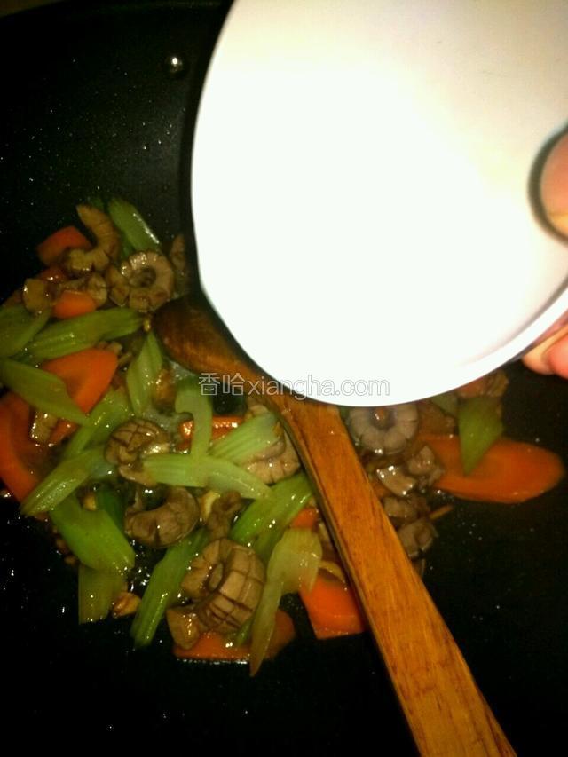 再加入水淀粉勾芡即可出锅（水淀粉就是用生粉、盐、鸡精兑水，要提前调好），原谅我厨房太暗了灯光不好