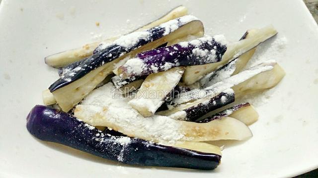 把腌出水的茄子撒上一些玉米淀粉，备用