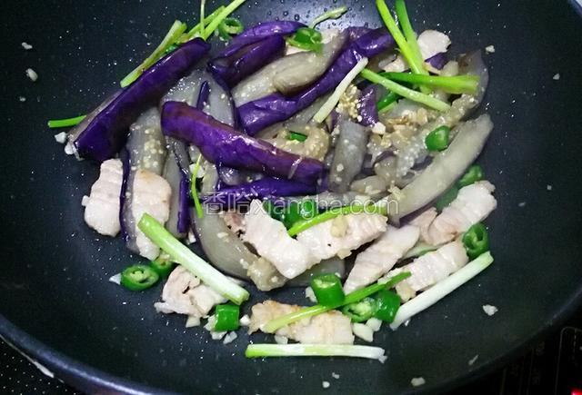 放入之前的茄子翻炒