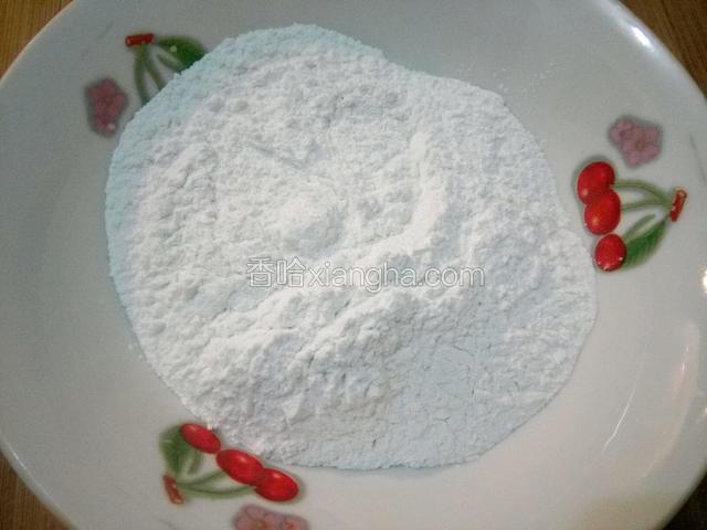 准备糯米粉，加入白糖