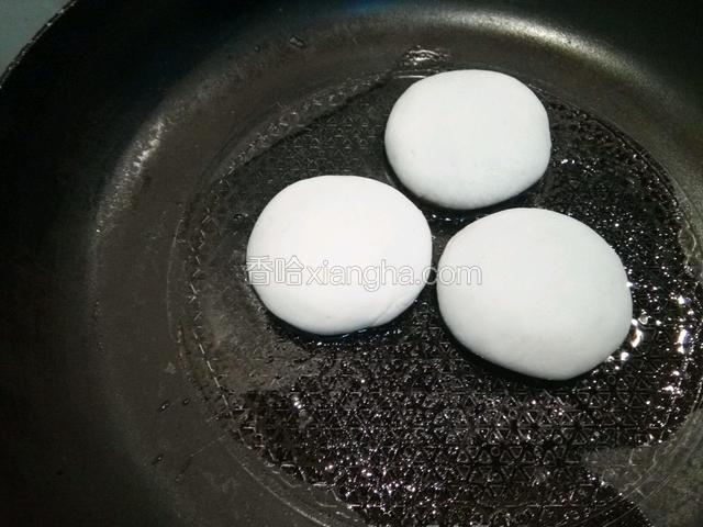 冷油放入苹果饼，小火慢慢煎