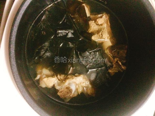 大骨煲了一个小时后，加入海带，再继续小火煲一个小时。