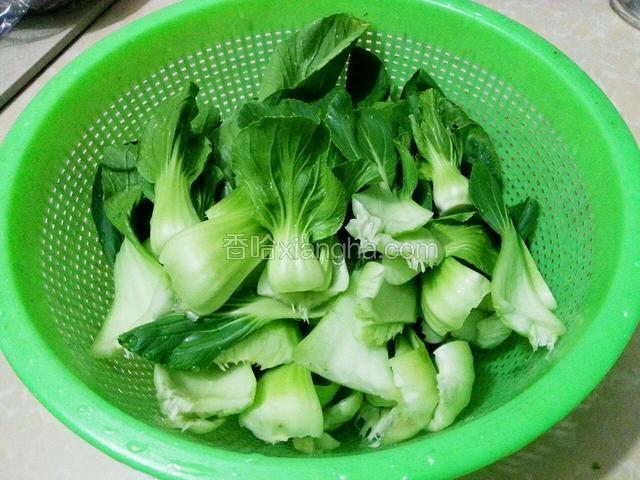 将上海青一片片剥下来去根洗净