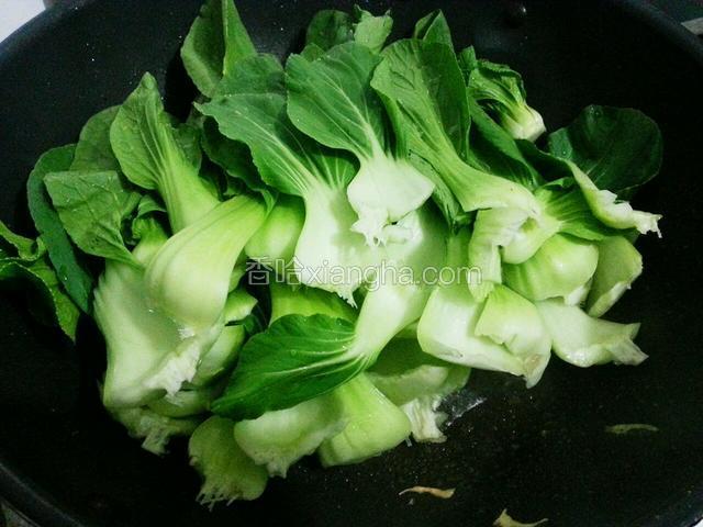 锅里放入少许油（炒菜稍微多点）放入上海青