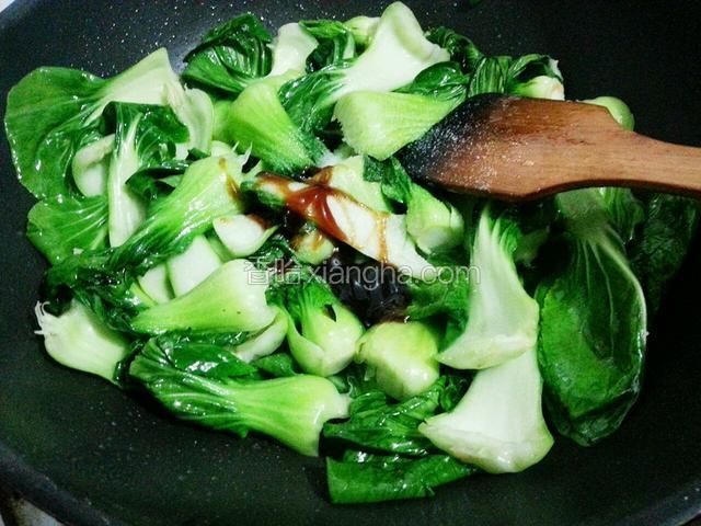 蔬菜慢慢炒软之后，加入盐和耗油
