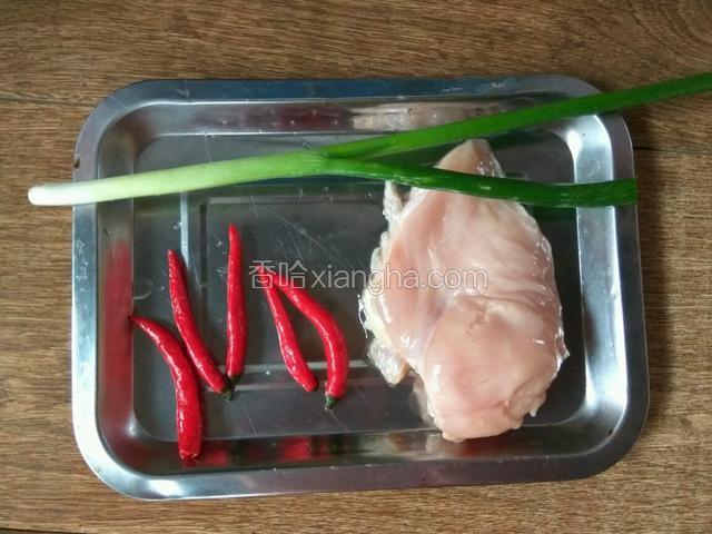 准备食材：鸡胸脯肉、小米椒、葱。