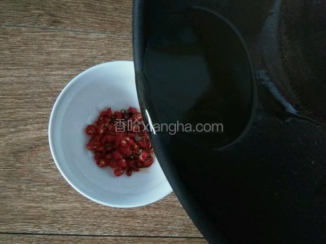 浇碗里，又香又辣的酱料做好了。