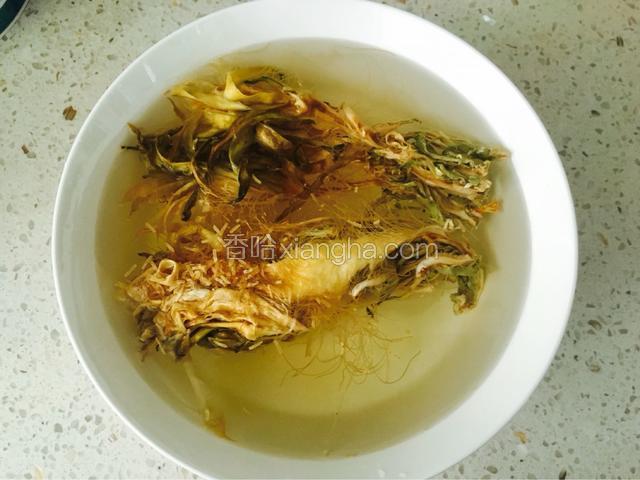 再把霸王花泡用清水浸泡软，洗净