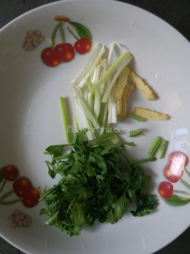葱姜切丝，香菜择洗干净切成段