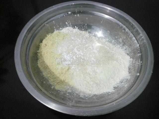 把面粉，黄豆面，奶粉和白糖，酵母粉放盆内