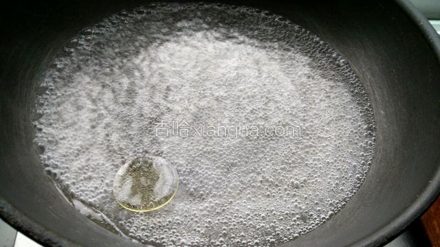 锅里加水、加少许油烧开。