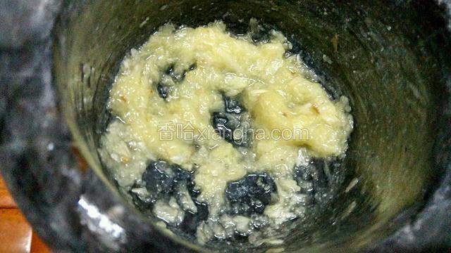 蒜里加少许盐，捣成蒜泥。