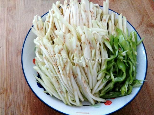 茄子洗净去皮切成丝，青椒洗净切丝。