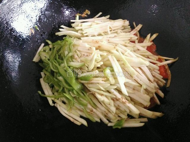 放入茄子，青椒，放少许盐翻炒，然后放入醋，生抽继续翻炒。