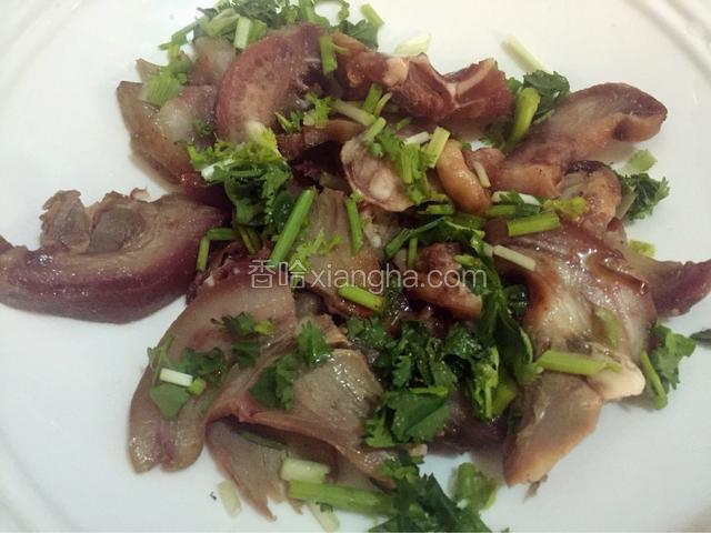 加入香葱末，香菜末