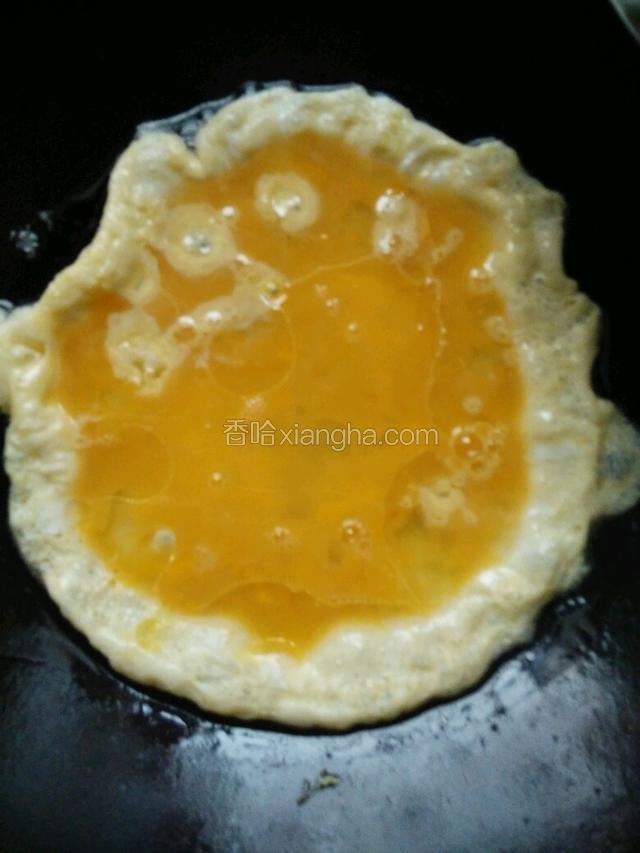 小火，打好的蛋液倒入锅里