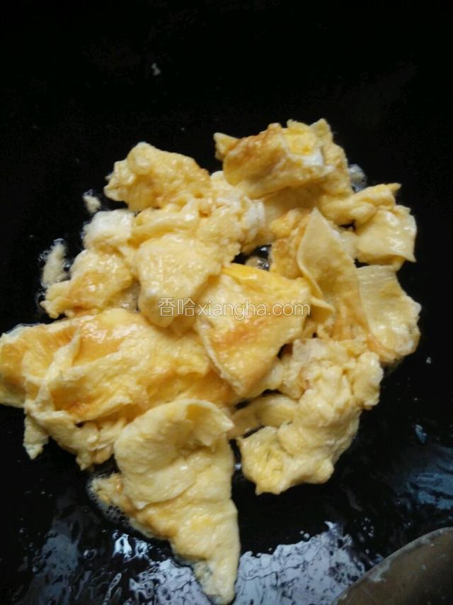 用铲子切成块，盛出