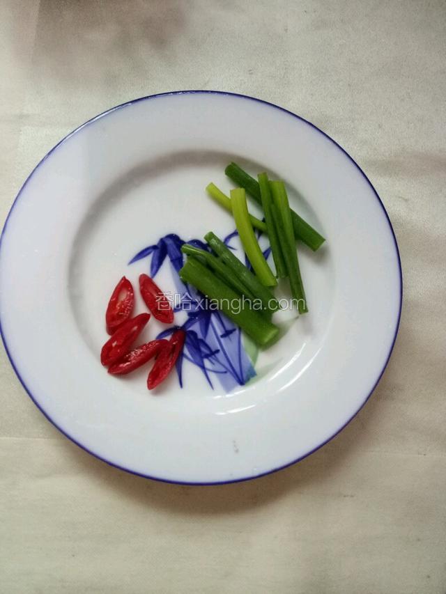 葱切段，小米椒切斜片。