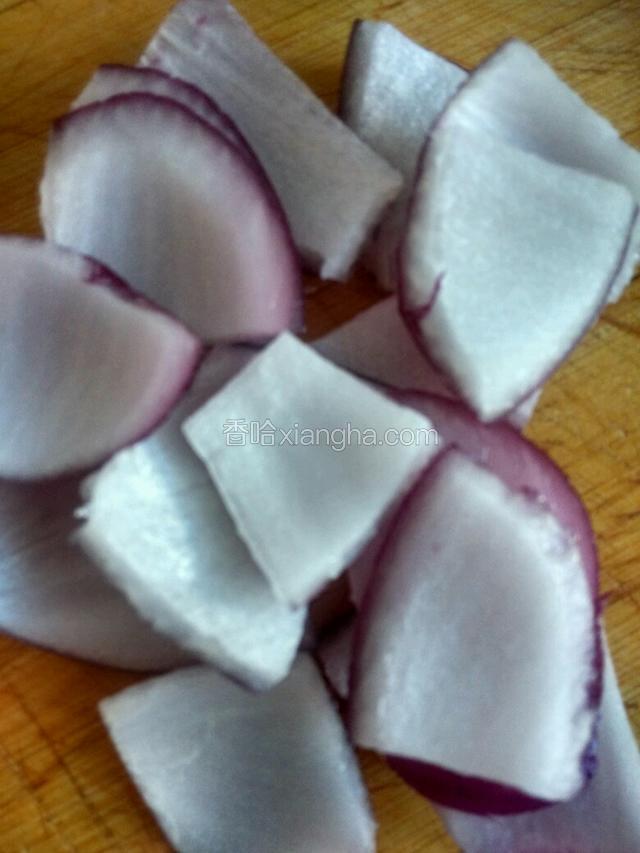 洋葱用手辦成小块