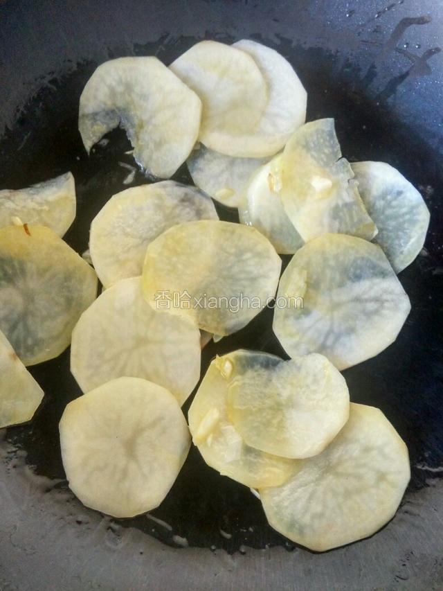 热油锅爆香葱花后放土豆均匀翻炒，放调味品