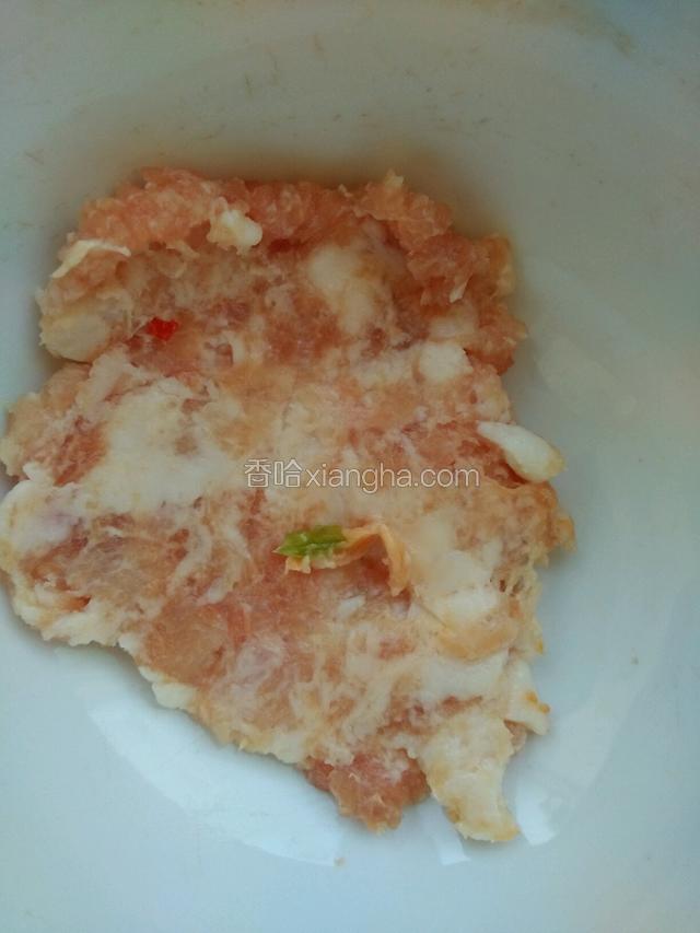 猪肉剁成泥放碗里