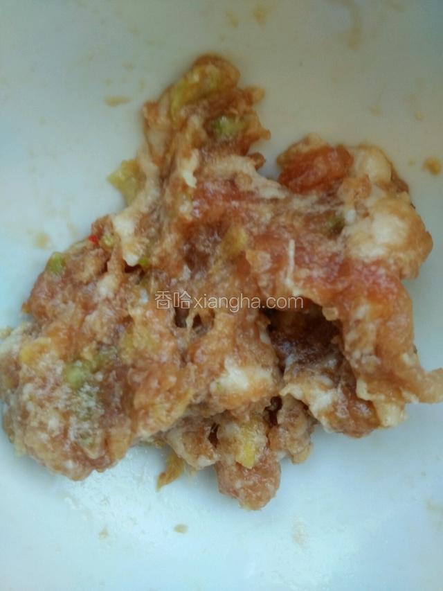 加入葱姜沫，盐，生抽，鸡精搅拌均匀