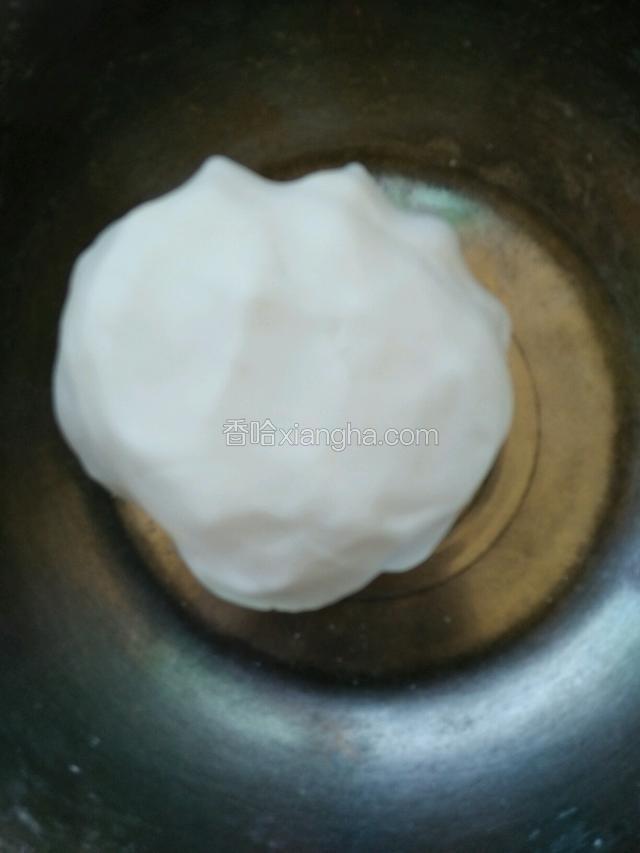 加入开水搅拌均匀揉成光滑细腻的面团，包上保鲜膜饧五分钟
