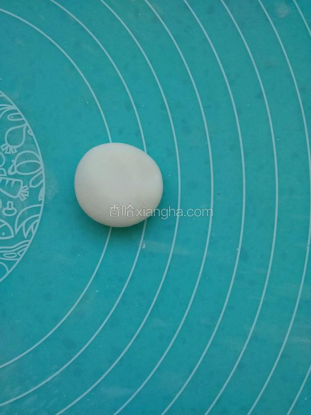 揪下面剂，揉圆按扁