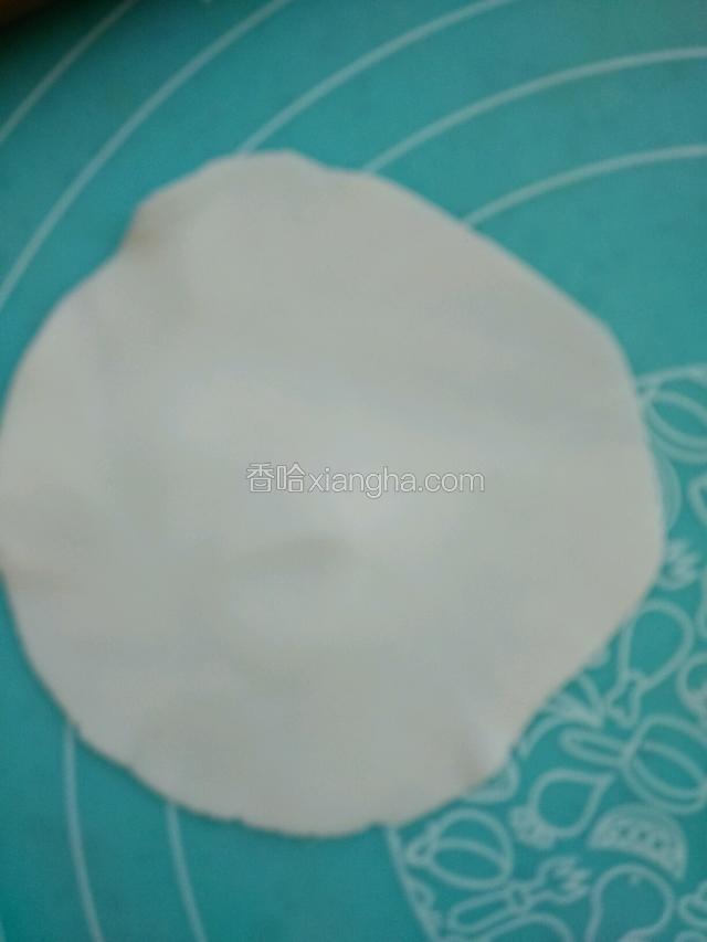 擀成中间厚周围薄的饺子皮