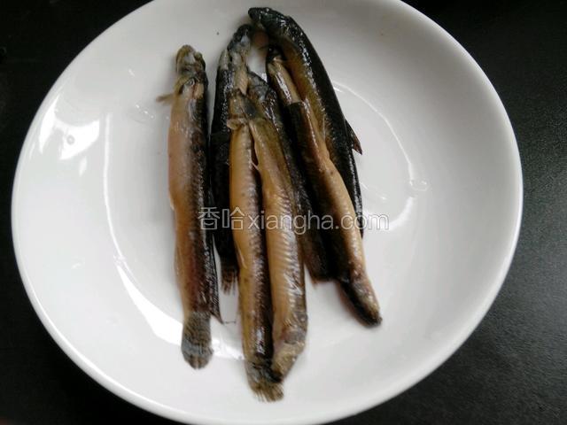 泥鳅都烫死了后捞出用清水把黏液冲洗干净