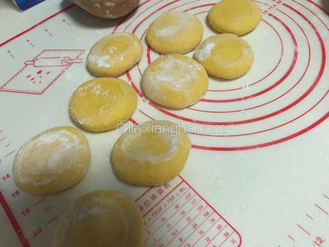 发酵好的南瓜面团，使劲揉，揉成光滑的面团，分成大小均匀剂子
