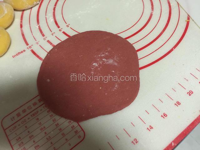 红色面团也是使劲揉，揉成光滑的面团，取一块，擀成面皮