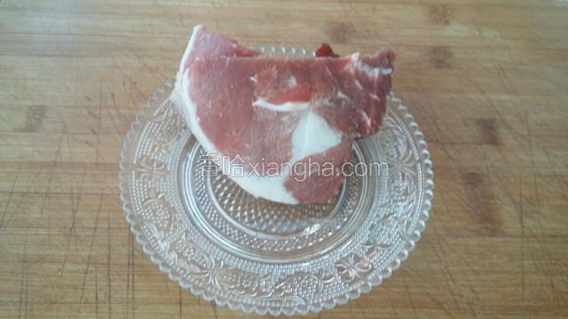 冻牛肉，化冻洗净。切成薄片。