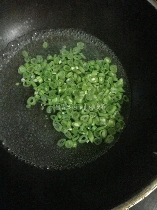 锅中注入清水烧开，下豆角焯至断生。