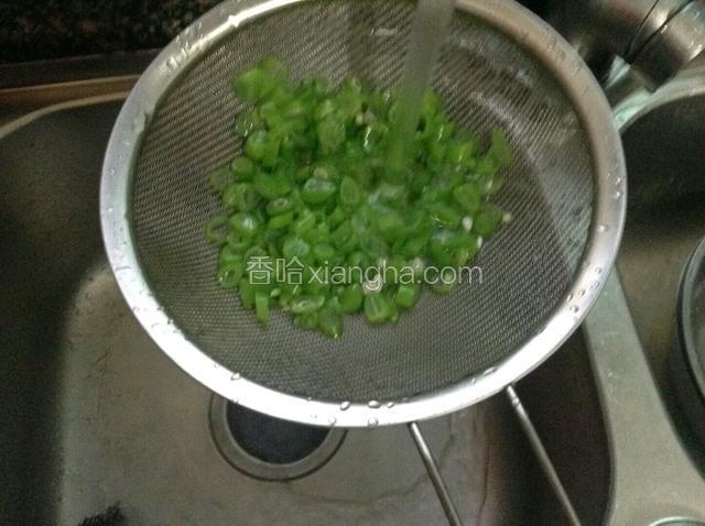 然后捞出用清水冲洗再控水，