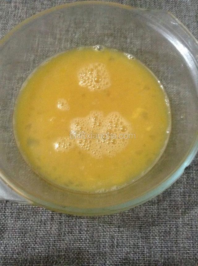 鸡蛋磕入碗中加少许盐打散。