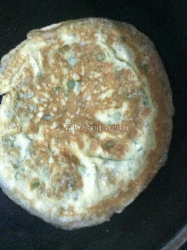 一面煎好煎另一面，煎制色泽黄亮即可。