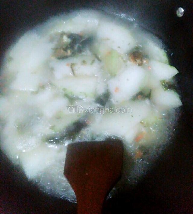 烧开后放入紫菜包，虾丸，皮蛋，继续煮